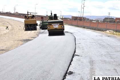 El asfaltado de la pista de ciclismo en su etapa final