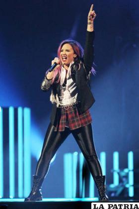 Demi Lovato en plena actuación de su gira Neón Lights