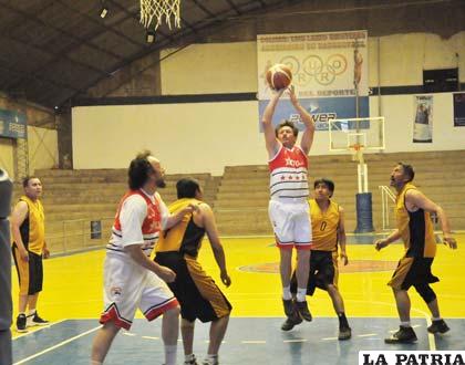 El cuadro de Estrella Roja avanza a paso firme en el torneo de Maxibásquet