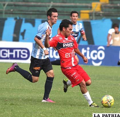 Bejarano con el dominio de la pelota 