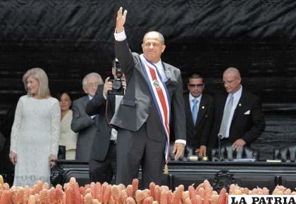 El presidente de Costa Rica, Luis Guillermo Solís en su primer día de trabajo