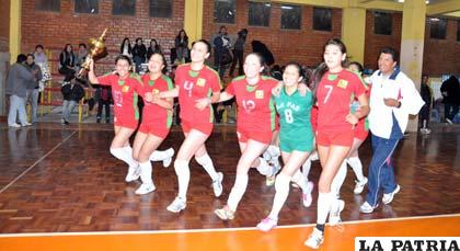 Vuelta olímpica de las integrantes de la selección de La Paz