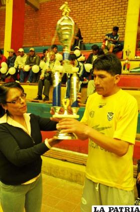 Saavedra recibe el trofeo de campeón 