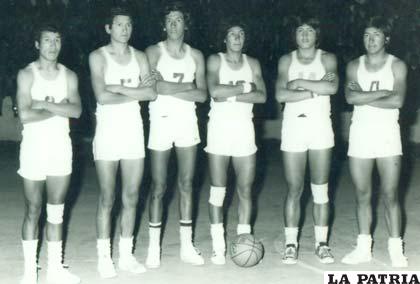 En el nacional de clubes campeones en Sucre en 1976 (el último de pie)