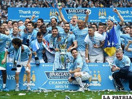Los integrantes del Manchester City con el trofeo de campeón