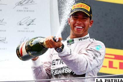 Lewis Hamilton celebra la conquista del primer lugar
