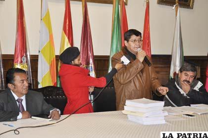 Autoridades de Educación que expusieron beneficios de la Ley Avelino Siñani-Elizardo Pérez