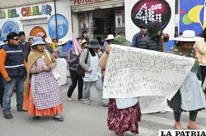 Marcha de vecinos exigiendo respeto a decretos municipales