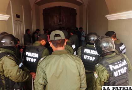 No videntes también movilizaron a los policías en la puerta de la Gobernación