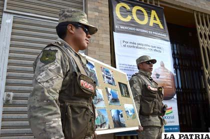 Funcionarios del COA muestran las placas fotográficas de los camiones incautados