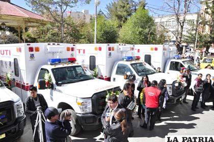 Entrega de las ambulancias en exteriores de la Gobernación
