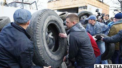 Manifestantes prorrusos bloquean a los blindados del Ejército ucraniano 