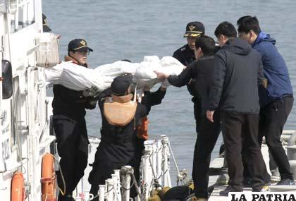 Otros cinco cadáveres fueron rescatados del buque Sewol