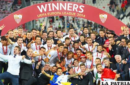 Festejo de los jugadores de Sevilla con el trofeo de campeón