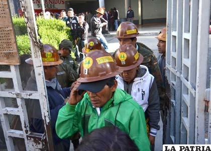 Mineros se reúnen en un congreso al que no dejan ingresar a la prensa