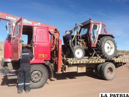 El tractor en cuestión es cargado a un camión para trasladarlo a Oruro