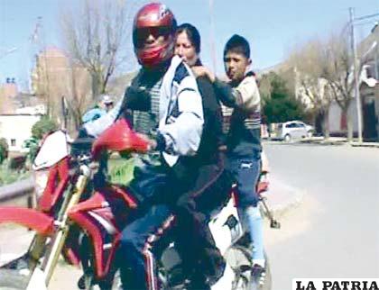 Las motocicletas solo deben llevar a dos personas