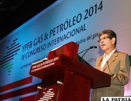 Carlos Villegas Quiroga en su disertación en el IV Congreso de Gas y Petróleo
