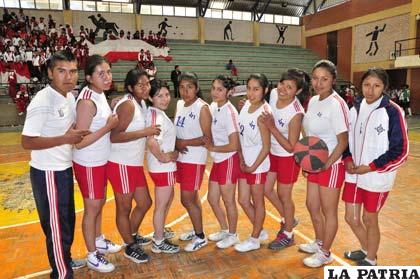 Integrantes del equipo de básquetbol de Virgen del Mar