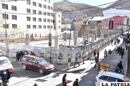 Municipio espera que se disponga la demolición de vivienda con pared desplomada para habilitar vías
