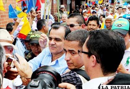 Candidato a la presidencia de Colombia por el partido Centro Democrático, Oscar Iván Zuluaga (c), durante un acto de campaña en Villeta (Colombia)