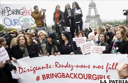 Protestas en París pidiendo el rescate de las 200 niñas secuestradas por Boko Haram