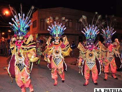 Un grupo de achachis de la Morenada Central Oruro