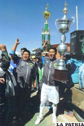 El capitán de Panteras con el trofeo de campeón