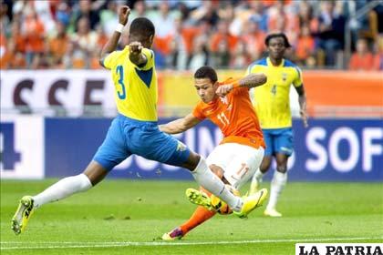 Una acción del partido que se jugó en Amsterdam
