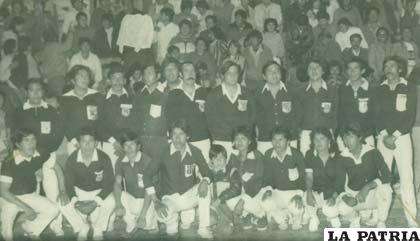 Los árbitros que dirigieron en el nacional femenino en Potosí el año 1986, Rocha entre los que fue parte de los nominados (de pie, el primero de la izq.)