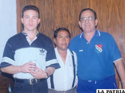 Mario Rocha (centro) en un curso internacional de arbitraje de futsal