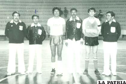 En el campeonato nacional de clubes en La Paz en 1986 (segundo izq.)