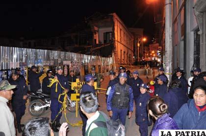 Guardias municipales restringieron paso peatonal en la calle Ayacucho entre Presidente Montes y La Plata