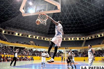 La emoción del básquetbol esta noche en el Palacio de los Deportes