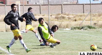 Durante el entrenamiento del plantel de San José, ayer en la cancha de su propiedad