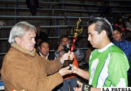 Claure asegura que si tiene apoyo continuará al frente del futsa