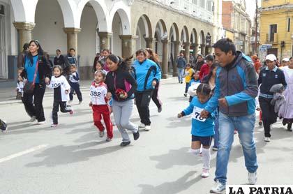 Padres acompañaron a niños en Minimaratón