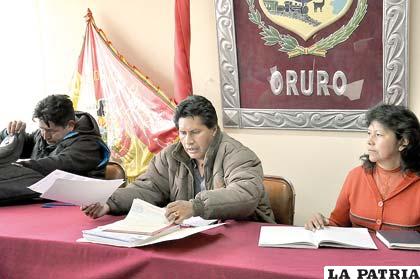 El presidente del ente cívico, Pedro Challapa dirigió la asamblea de la orureñidad