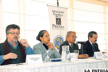 De izquierda a derecha, Roger Rodríguez (Uruguay), Lupe Cajías (APLP), Juan León Cornejo (ANP) y José Antonio Rivera (Constitucionalista)