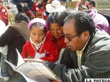 Niños disfrutaron de los cuentos que compartieron con sus padres