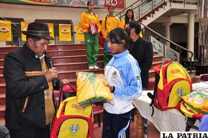 Durante la entrega de uniformes en el hall de la Gobernación