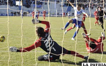 Tripleta de Carlos Vargas en el partido, en la acción anota el quinto de San José