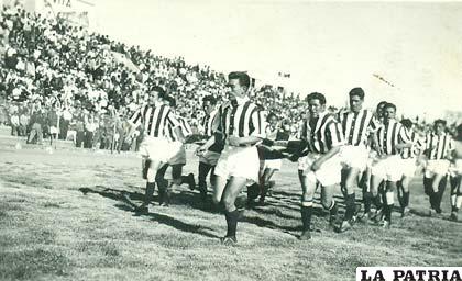 El equipo de Oruro Royal en 1956, ingresa al estadio de La Paz