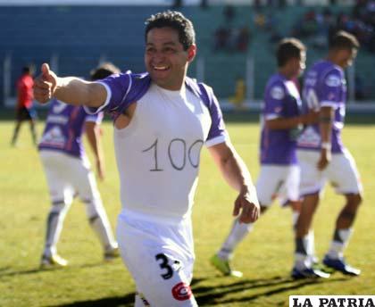Darwin Peña celebra su gol número 100 en la Liga