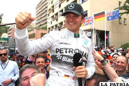 El festejo del piloto Rosberg por su victoria en Mónaco