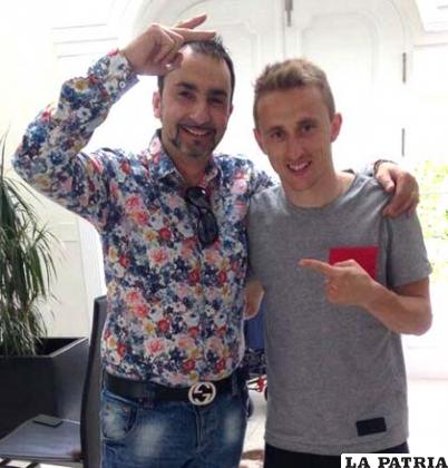 El peluquero Miguel Siero (i) con el futbolista croata Luka Modric