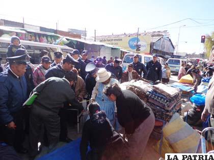 Guardia Municipal intentó retirar a comerciantes de la calle Bolívar