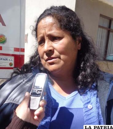 MIRIAM RODRÍGUEZ: Una se siente feliz de ser mamá, y estar rodeada de los hijos y nietos, desear felicidades a todas las mamás del mundo, de Oruro también y estoy feliz porque tengo todavía a mi mamá a mi lado, entonces espero que me siga acompañando. Valoren a la mamá, porque es una persona muy especial, y como hijos tenemos que agradecerle sobre todo, por la vida que nos dio, y todos los días quererla y amarla a la mamá, porque si no es por ella no estamos aquí. A mis hijos les digo que estén siempre conmigo.