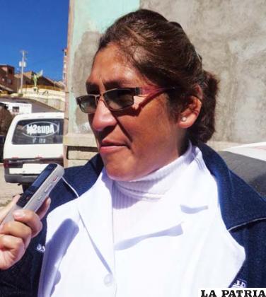 MARCIA MARTÍNEZ: Un saludo muy grande a todas las mamás de Oruro, el significado de la mamá es algo muy grande, que no se puede medir, como mi hijo dice -ni con el cielo-. El mejor regalo que me pueden dar mis hijos es un beso y que estudien, porque eso es para ellos, también que me den su cariño, que es lo que más quiero, porque los quiero mucho. Nosotras como trabajadoras también hacemos un doble esfuerzo, pues cumplimos en nuestro trabajo y también en la casa con la familia.