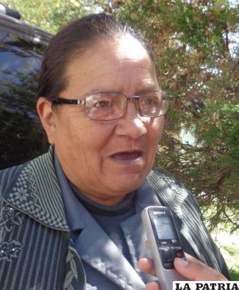 ADELA SALAZAR: La madre es la que nos ha dado vida, y nosotros también nos hemos convertido en madres, entonces hemos tenido que sacrificarnos por nuestros hijos, sacrificarnos por ellos, y seguimos trabajando, creo que la función de la mamá termina cuando morimos, porque así tengan su hogar nuestros hijos siempre estamos pendientes de ellos, no podemos abandonarlos. Felicidades a las mamás, y que Dios les bendiga. A los hijos decirles que deben valorar el sacrificio de las mamás.